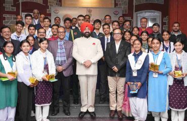 लोक भवन में भारत दर्शन-शैक्षिक भ्रमण कर लौटे छात्र-छात्राओं एवं शिक्षकों के साथ राज्यपाल।