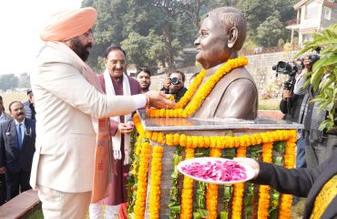 The Governor pays tribute by laying a wreath at the statue of former Prime Minister Bharat Ratna Atal Bihari Vajpayee