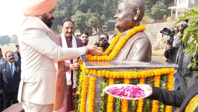 The Governor pays tribute by laying a wreath at the statue of former Prime Minister Bharat Ratna Atal Bihari Vajpayee