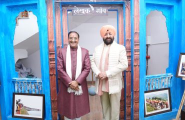 Governor and Dr. Ramesh Pokhriyal 'Nishank' at the selfie point