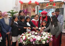 The Governor cutting a Christmas cake at a program;?>