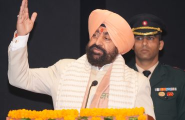 कार्यक्रम को संबोधित करते हुए राज्यपाल।