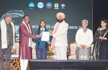 कार्यक्रम के अवसर पर छात्रा को सम्मानित करते हुए राज्यपाल।