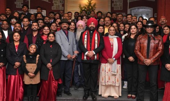 The Governor with the attendees at a program