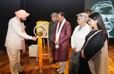 कार्यक्रम का शुभारंभ करते हुए राज्यपाल।