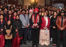 कार्यक्रम में उपस्थित लोगों के साथ राज्यपाल।;?>