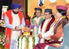 दीक्षांत समारोह का दीप प्रज्वलित कर शुभारंभ करते हुए राज्यपाल।;?>