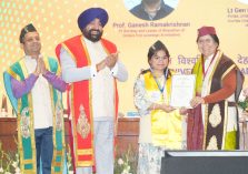 छात्राओं को मेडल व उपाधि प्रदान करते हुए राज्यपाल।;?>