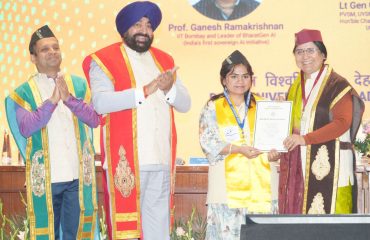 छात्राओं को मेडल व उपाधि प्रदान करते हुए राज्यपाल।