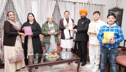 The Governor presenting books to Chief Minister Shri Pushkar Singh Dhami.