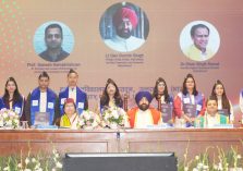 The Governor with the students.;?>