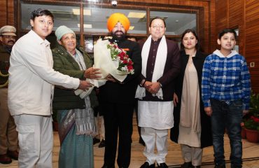 राज्यपाल से सपरिवार शिष्टाचार भेंट करते हुए मुख्यमंत्री