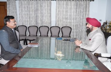 राज्यपाल से शिष्टाचार भेंट करते हुए मुख्य सचिव।