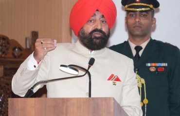 संगोष्ठी को संबोधित करते हुए राज्यपाल।