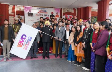 प्रतिभागी दल को फ्लैग ऑफ करते हुए राज्यपाल।