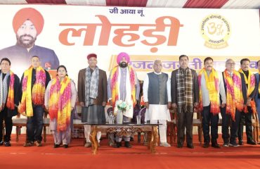 26वें लोहड़ी महोत्सव में उपस्थित लोगों के साथ राज्यपाल।