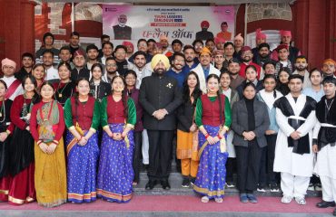 फ्लैग ऑफ कार्यक्रम में युवा प्रतिभागियों के साथ राज्यपाल।