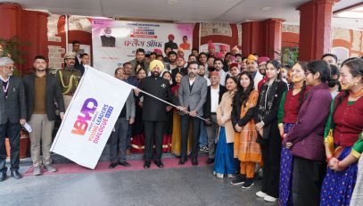 The Governor flagging off the Uttarakhand participating team