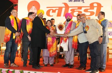 26वें लोहड़ी महोत्सव में राज्यपाल को स्मृति चिन्ह भेंट करते हुए पंजाबी समाज के पदाधिकारी।