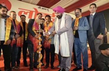 26वें लोहड़ी महोत्सव का शुभारंभ करते हुए राज्यपाल।