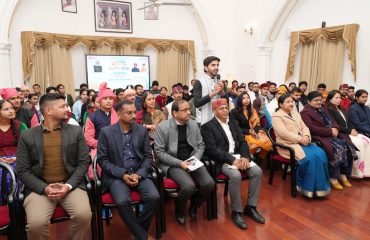 उत्तराखण्ड के प्रतिभागी दल के फ्लैग ऑफ कार्यक्रम में अपने विचार व्यक्त करते हुए युवा प्रतिभागी।