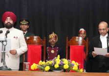 The Governor administering the oath of office to the newly appointed Chief Justice of the Uttarakhand High Court, Shri Manoj Kumar Gupta, at Lok Bhavan, Dehradun.;?>
