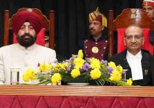 उत्तराखण्ड उच्च न्यायालय के मुख्य न्यायमूर्ति के शपथ ग्रहण समारोह के अवसर पर राज्यपाल लेफ्टिनेंट जनरल गुरमीत सिंह (से नि) एवं नवनियुक्त मुख्य न्यायमूर्ति श्री मनोज कुमार गुप्ता।;?>