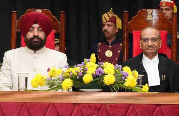 उत्तराखण्ड उच्च न्यायालय के मुख्य न्यायमूर्ति के शपथ ग्रहण समारोह के अवसर पर राज्यपाल लेफ्टिनेंट जनरल गुरमीत सिंह (से नि) एवं नवनियुक्त मुख्य न्यायमूर्ति श्री मनोज कुमार गुप्ता।