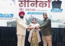 सशस्त्र बल भूतपूर्व सैनिक दिवस (वेटरन्स डे) के अवसर पर लोक भवन में ‘‘एक शाम सैनिकों के नाम’’ कार्यक्रम के अवसर पर वीर नारी को सम्मानित करते हुए राज्यपाल।;?>