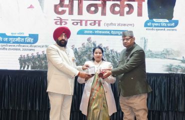सशस्त्र बल भूतपूर्व सैनिक दिवस (वेटरन्स डे) के अवसर पर लोक भवन में ‘‘एक शाम सैनिकों के नाम’’ कार्यक्रम के अवसर पर वीर नारी को सम्मानित करते हुए राज्यपाल।