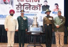 सशस्त्र बल भूतपूर्व सैनिक दिवस (वेटरन्स डे) के अवसर पर लोक भवन में ‘‘एक शाम सैनिकों के नाम’’ कार्यक्रम के अवसर पर कुमाऊँ रेजिमेंटल सेंटर के सैन्य अधिकारियों को सम्मानित करते हुए राज्यपाल।;?>