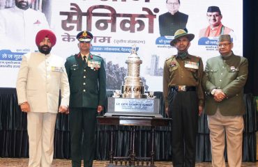 सशस्त्र बल भूतपूर्व सैनिक दिवस (वेटरन्स डे) के अवसर पर लोक भवन में ‘‘एक शाम सैनिकों के नाम’’ कार्यक्रम के अवसर पर कुमाऊँ रेजिमेंटल सेंटर के सैन्य अधिकारियों को सम्मानित करते हुए राज्यपाल।