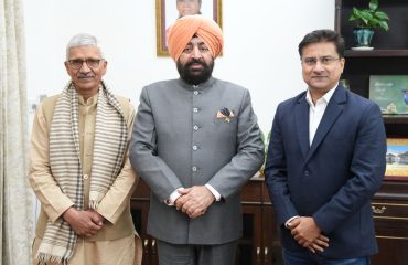 राज्यपाल से शिष्टाचार भेंट करते हुए आईआईटी रुड़की के प्रो. एवं डीन