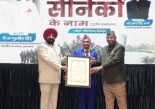 सशस्त्र बल भूतपूर्व सैनिक दिवस (वेटरन्स डे) के अवसर पर लोक भवन में ‘‘एक शाम सैनिकों के नाम’’ कार्यक्रम के अवसर पर भूतपूर्व सैनिक को सम्मानित करते हुए राज्यपाल।;?>