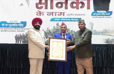 सशस्त्र बल भूतपूर्व सैनिक दिवस (वेटरन्स डे) के अवसर पर लोक भवन में ‘‘एक शाम सैनिकों के नाम’’ कार्यक्रम के अवसर पर भूतपूर्व सैनिक को सम्मानित करते हुए राज्यपाल।