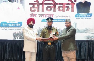 सशस्त्र बल भूतपूर्व सैनिक दिवस (वेटरन्स डे) के अवसर पर लोक भवन में ‘‘एक शाम सैनिकों के नाम’’ कार्यक्रम के अवसर पर सैन्य अधिकारी को सम्मानित करते हुए राज्यपाल।