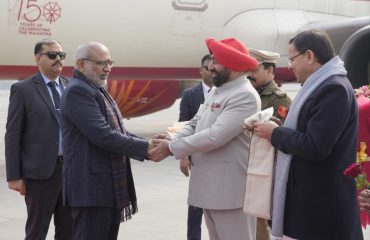 उपराष्ट्रपति श्री सी.पी. राधाकृष्णन के देवभूमि उत्तराखण्ड आगमन पर जौलीग्रांट हवाई अड्डे में उनका स्वागत करते हुए राज्यपाल।