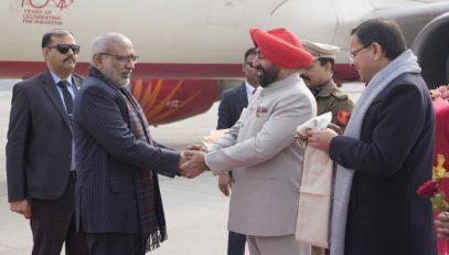 The Governor welcoming Vice President Shri C.P. Radhakrishnan upon his arrival at Jolly Grant Airport in Devbhoomi Uttarakhand.