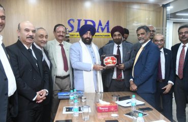 नई दिल्ली में सोसाइटी ऑफ इंडियन डिफेंस मैन्युफैक्चरर्स (एसआईडीएम) के भ्रमण के दौरान राज्यपाल को स्मृति चिन्ह भेंट करते हुए एसआईडीएम के पदाधिकारीगण।