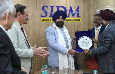 Officials of the Society of Indian Defence Manufacturers (SIDM) presenting a memento to the Governor during his visit to SIDM in New Delhi.