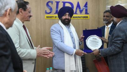 Officials of the Society of Indian Defence Manufacturers (SIDM) presenting a memento to the Governor during his visit to SIDM in New Delhi.
