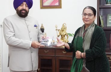 Mrs. Vineeta Srivastava, paying a courtesy call on the Governor.