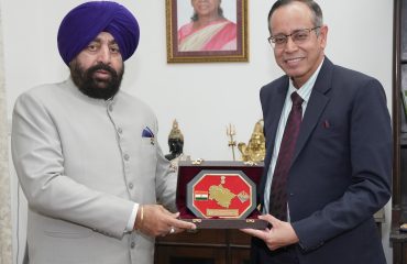 (आईआईएम), काशीपुर के निदेशक डॉ. नीरज द्विवेदी को स्मृति चिन्ह भेंट करते हुए राज्यपाल।