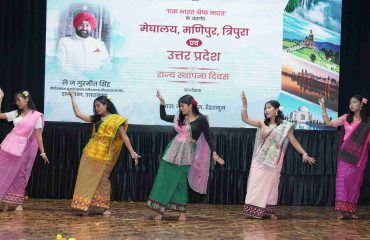 लोक भवन में आयोजित विभिन्न राज्यों के राज्य स्थापना दिवस कार्यक्रम में रंगारंग कार्यक्रमों की प्रस्तुति देते हुए कलाकार।