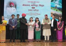 लोक भवन में आयोजित विभिन्न राज्यों के राज्य स्थापना दिवस कार्यक्रम के अवसर पर कलाकारों को सम्मानित करतेह हुए राज्यपाल।;?>