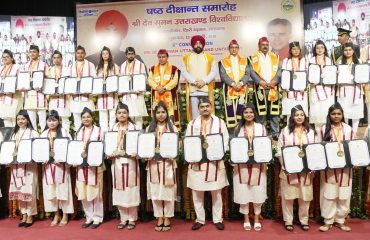 The Governor with the students at the 6th Convocation