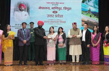 The Governor honoring the artists on the occasion of the State Foundation Day programs of various states held at Lok Bhavan.