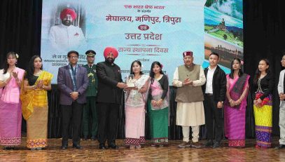The Governor honoring the artists on the occasion of the State Foundation Day programs of various states held at Lok Bhavan.