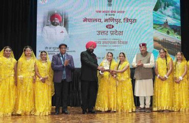 The Governor honoring the artists on the occasion of the State Foundation Day programs of various states held at Lok Bhavan.