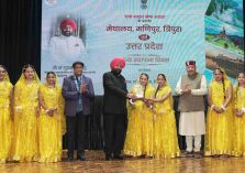 लोक भवन में आयोजित विभिन्न राज्यों के राज्य स्थापना दिवस कार्यक्रम के अवसर पर कलाकारों को सम्मानित करतेह हुए राज्यपाल।;?>